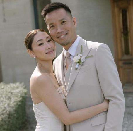 胡定欣官宣结婚，晒出与丈夫婚纱照，举办低调婚礼
