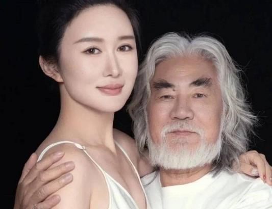 张纪中老婆回应婚姻没有爱情质疑：其实跟大家也没有什么关系