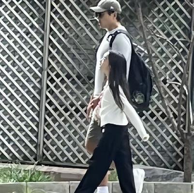 小酒窝和高云翔牵手爬山，网友：在爸爸身边走路都带风