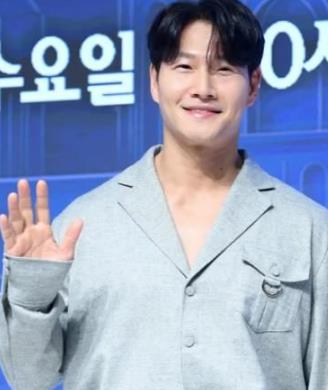 韩媒：金钟国首次公开一直隐藏的妻子轮廓