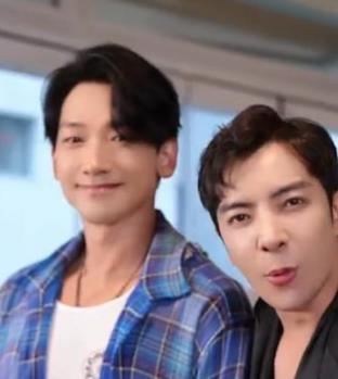 Rain与广东夫妇跳刀马舞,网友:亚洲舞王为网红伴舞缩略图 Rain与广东夫妇跳刀马舞,网友:亚洲舞王为网红伴舞