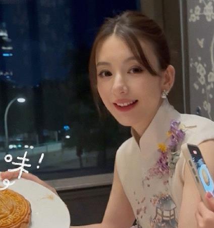 方媛回应日常生活有很多人打理：宝宝的一切我都喜欢亲力亲为