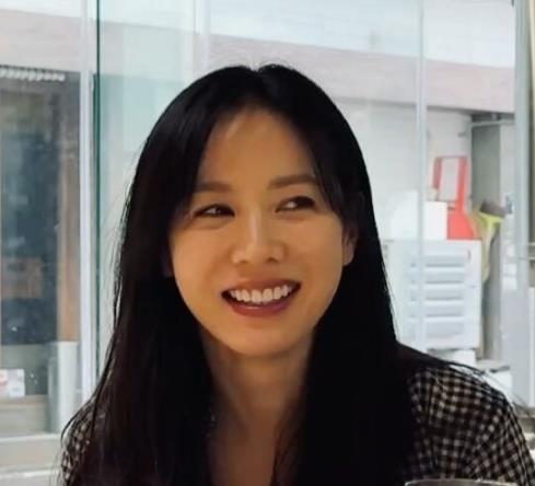 韩星孙艺珍运动裤配乐福鞋，齐刘海波波头吸睛