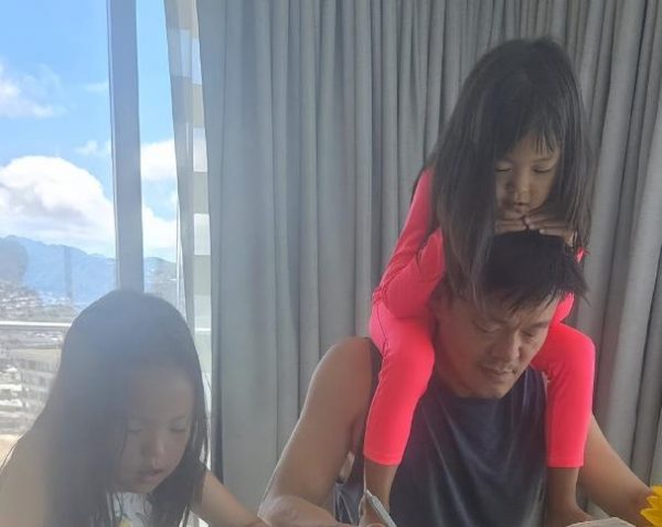 JYP朴振荣公开与女儿们的合照,网友:一模一样的脸竟然有三张?缩略图 JYP朴振荣公开与女儿们的合照,网友:一模一样的脸竟然有三张?