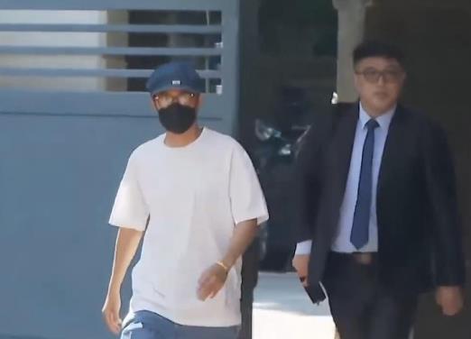 卷入“精舍命案”的男演员李威现身法院，开庭时不认罪