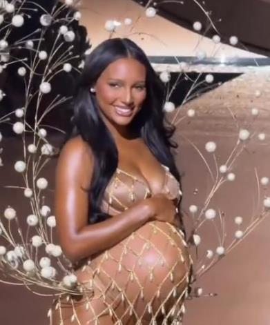 怀孕9个月的超模为维密大秀开场