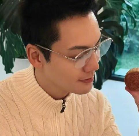 陈伟霆何穗官宣生子：爸爸、妈妈还有他