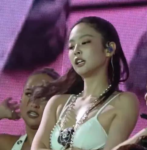 Jennie被曝因看男舞者”分心”忘记表演？ 