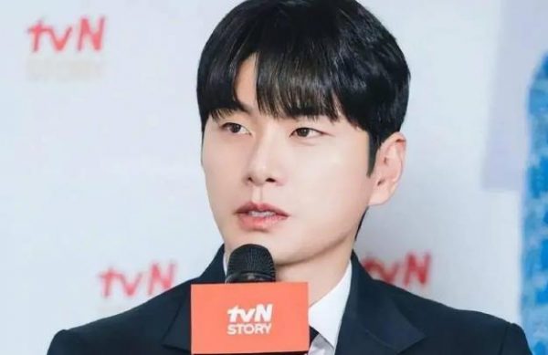 韩国知名男星“私生活丑闻”爆料者突然道歉：“AI照片恶作剧，没想到会引起关注” 