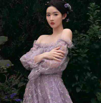 王玉雯自曝礼服里穿了加绒打底裤，幽默回应：卸了妆都是毛坯 