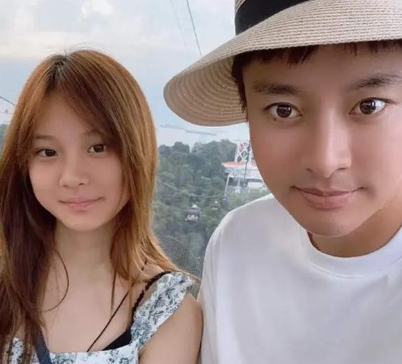 贾乃亮李小璐晒照庆祝女儿甜馨13岁生日 缩略图 贾乃亮李小璐晒照庆祝女儿甜馨13岁生日