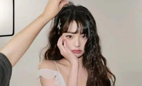 顶级女爱豆发了个粉色蝴蝶结，网友又吵翻天了？