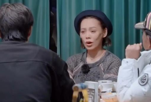 宁静儿子因掉水里先救妈妈被分手？网友：这种女朋友不要也罢 
