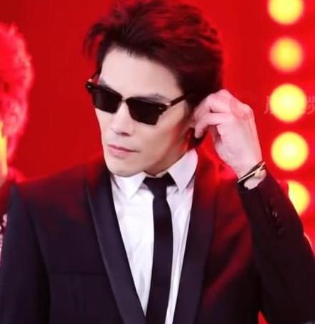 向佐被曝去跳团播了