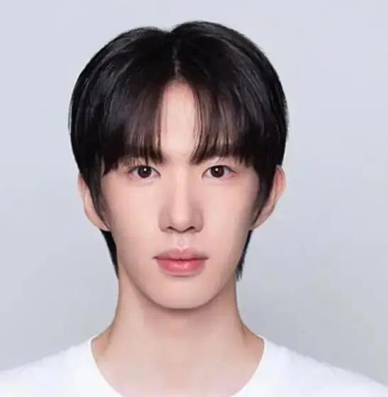 又一财阀三代出道了！韩国炒年糕连锁巨头继承人将作为男团成员出道，拥有800家门店 