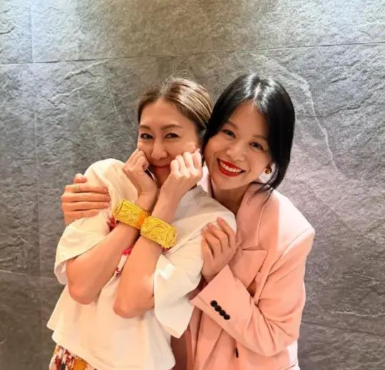 胡杏儿送胡定欣一对纯金龙凤镯，胡定欣：无论金价多高都会收藏 