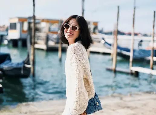 辛芷蕾和井柏然、刘雯同框引热议，网友：这回没坐中间了 