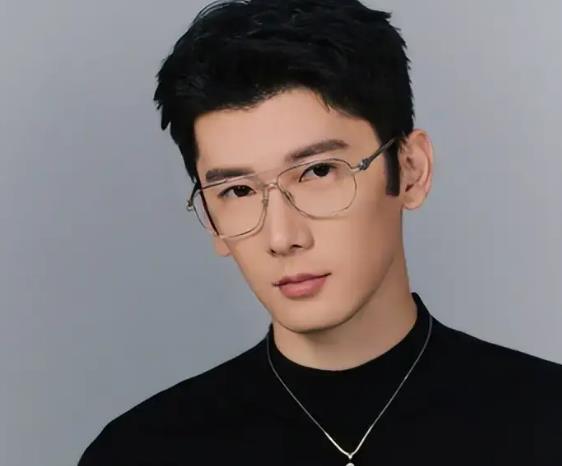 刘芮麟和老婆被曝路边接吻，网友：感觉是摆拍吧 