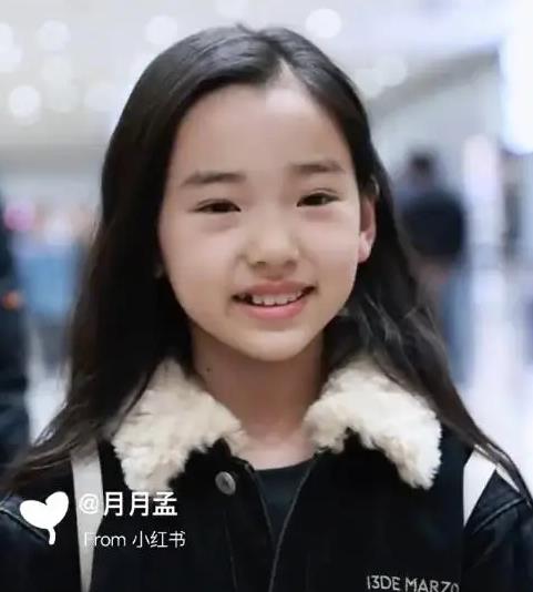 董璇女儿小酒窝遭男子强制合影，转头躲避，网友：感觉被吓到了 