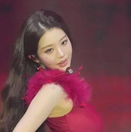 韩星张元英自创曲舞台表演引热议，韩网友：歌曲表现平平 