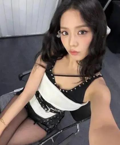 顶级女团爱豆因“僵硬”表演遭网友抨击：这跳跃动作…… 