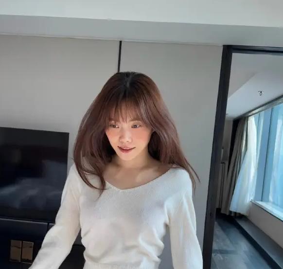 井迪自曝父亲向老师坦言家里没钱，被全校师生知晓，生活如噩梦 