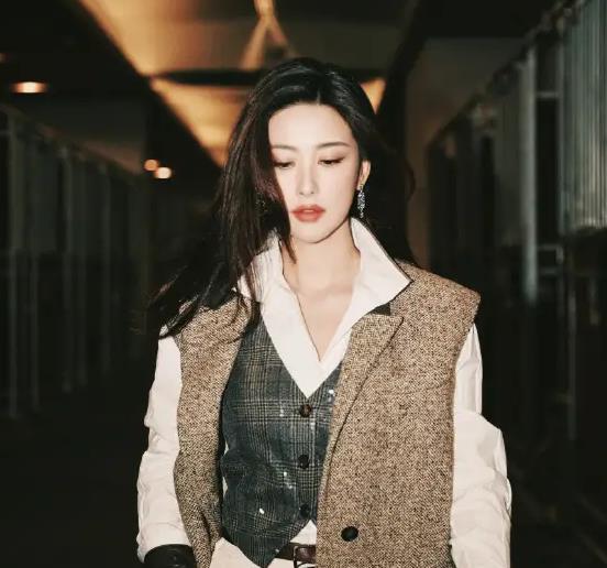 朱珠回应翁青雅道歉：早就翻儿啦 