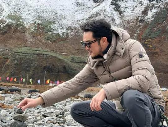 敖瑞鹏载沙溢买奶茶，网友调侃：像只给敖瑞鹏打滤镜不管沙溢死活 