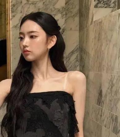 五代女团爱豆发“捏手表情符号”，还配文“嘿嘿”，韩网友炸锅了！ 