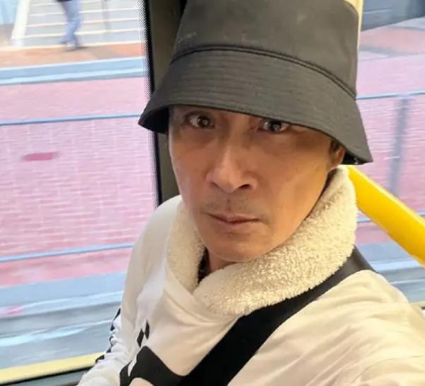 吴镇宇刷老年卡被质疑，当场掏出身份证自证年龄为63岁 