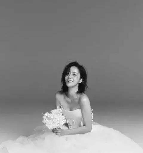 知名女团爱豆与导演婚礼,人气男主播担任司仪,婚礼画报公开 缩略图 知名女团爱豆与导演婚礼,人气男主播担任司仪,婚礼画报公开