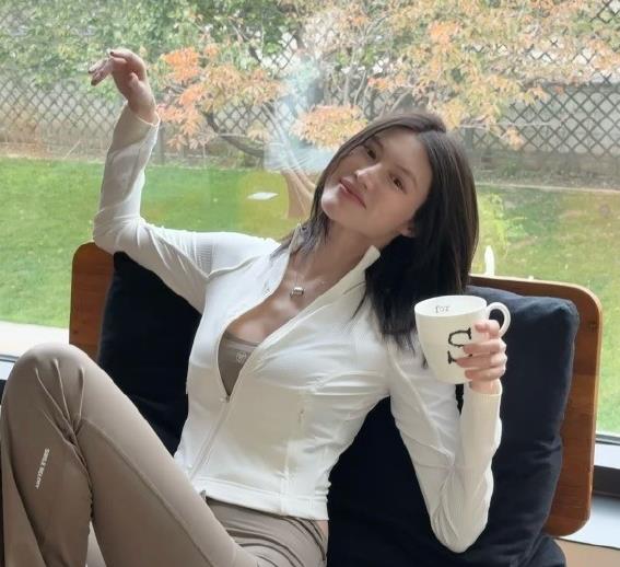 何穗产后近照引关注,体态与产前几乎无差异缩略图 何穗产后近照引关注,体态与产前几乎无差异