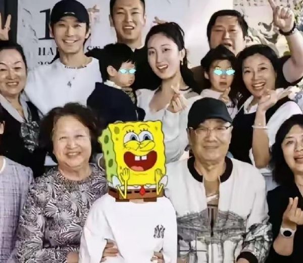 黄晓明带小海绵参加周岁宴,“三代同堂”家族温馨画面缩略图 黄晓明带小海绵参加周岁宴,“三代同堂”家族温馨画面