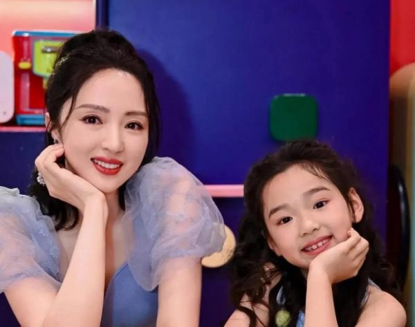 董璇曝小酒窝请假理由：我妈妈要办婚礼了