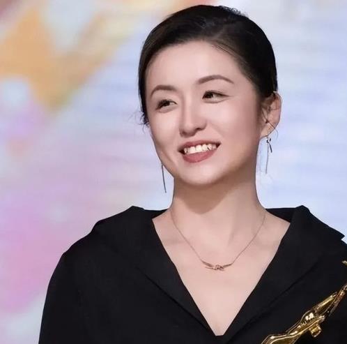 警方通报编剧秦雯自称袭警捞人:系“开玩笑”、“显示人脉”缩略图 警方通报编剧秦雯自称袭警捞人:系“开玩笑”、“显示人脉”