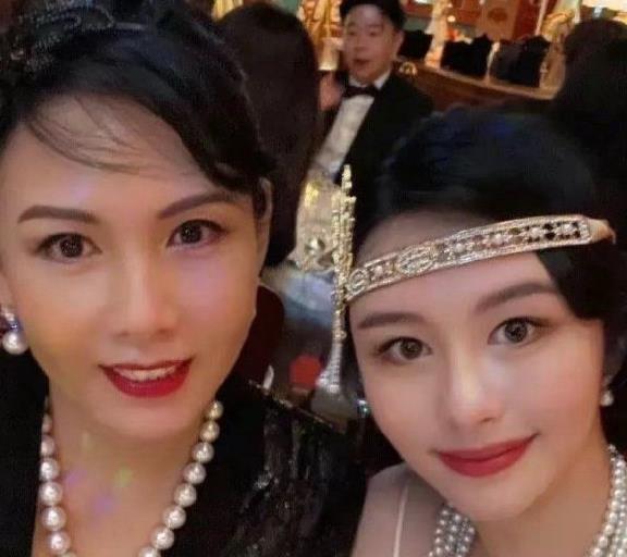 邱淑贞女儿沈月发问号后秒删，回应从没买过“热搜”
