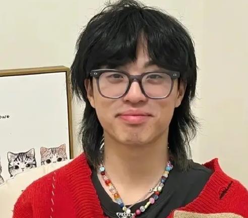 “在美国车祸去世”孩子王官宣回归，一个月前妈妈朋友圈发讣告 