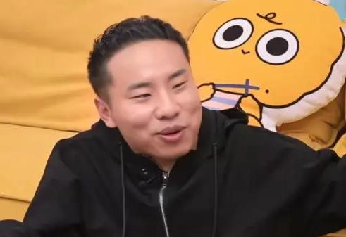 李诞称徐志胜家沙发不敢坐“太埋汰”,徐志胜:何脏之有? 缩略图 李诞称徐志胜家沙发不敢坐“太埋汰”,徐志胜:何脏之有?