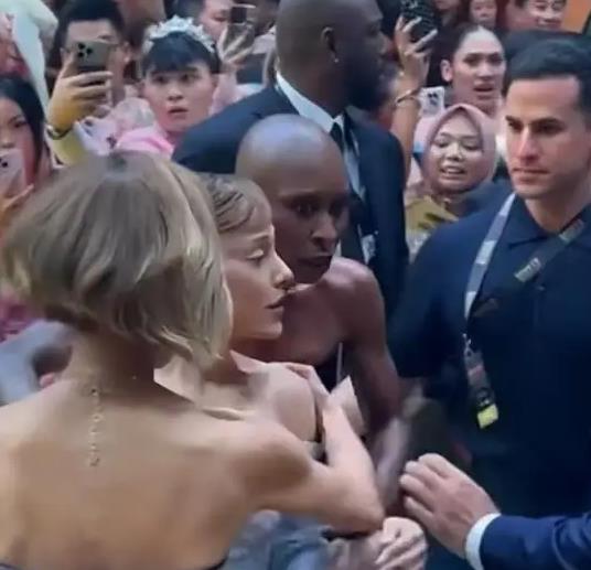 A妹新加坡遭强行搂抱，杨紫琼一把拽走，辛西娅霸气出手被赞 