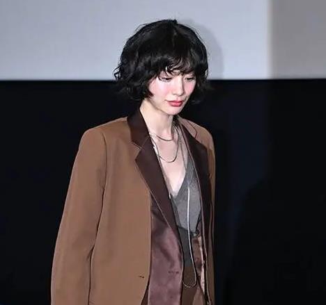 韩星林珍娜遭遇入室抢劫,与母亲联手制服歹徒缩略图 韩星林珍娜遭遇入室抢劫,与母亲联手制服歹徒