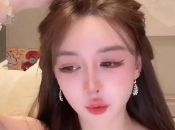 叶珂自曝14岁就开始化妆,劝告网友14岁要好好读书 缩略图 叶珂自曝14岁就开始化妆,劝告网友14岁要好好读书