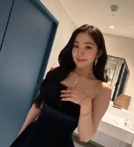 知名女团爱豆颁奖礼意外摔倒,明显疼痛但仍保持微笑 缩略图 知名女团爱豆颁奖礼意外摔倒,明显疼痛但仍保持微笑