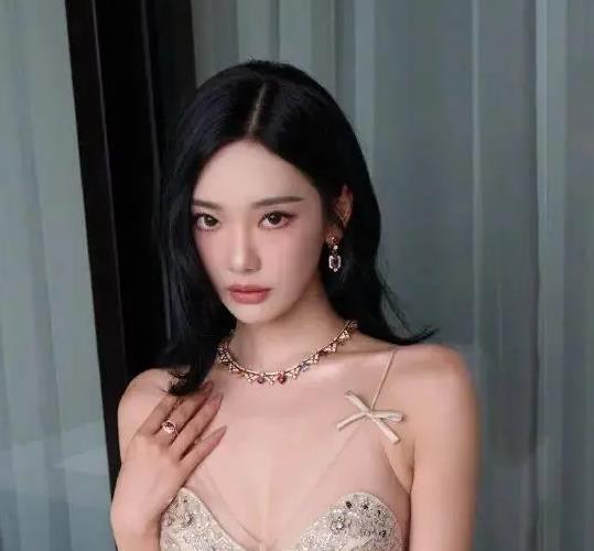 知名女团爱豆累倒在舞台:灯光熄灭瞬间,跪倒在台上 缩略图 知名女团爱豆累倒在舞台:灯光熄灭瞬间,跪倒在台上