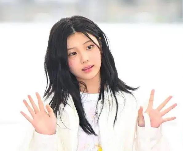 知名五代女团成员机场造型变化引热议，从“小学生休闲风”进阶为“精致爱豆” 