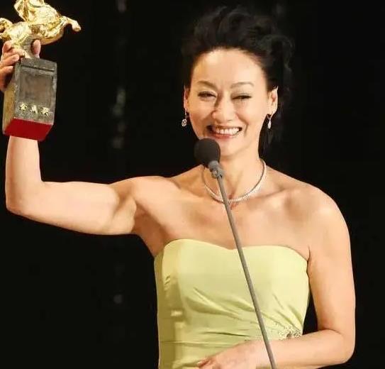 惠英红自曝拿到金像奖后，第二天就去跟老板谈条件 