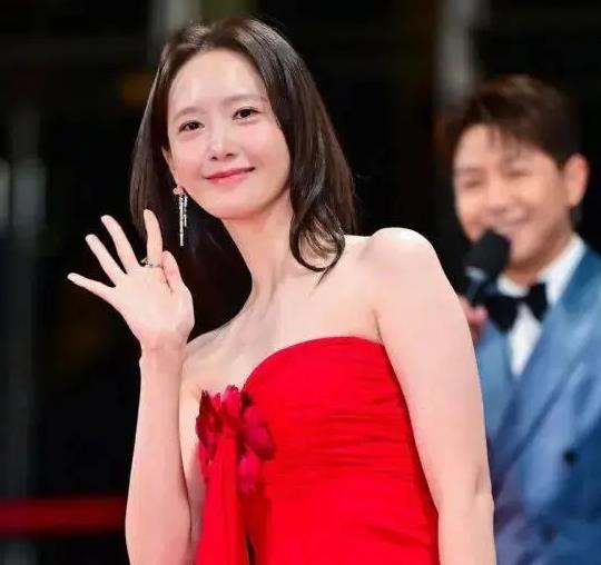 顶级女团爱豆青龙电影节“翻车”造型,韩网友:她明明那么漂亮 缩略图 顶级女团爱豆青龙电影节“翻车”造型,韩网友:她明明那么漂亮