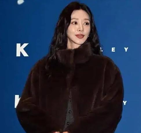 韩国女演员鞋过高意外摔倒，网友戏称“第一次见从鞋上摔下来的” 