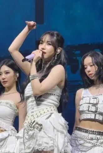 知名女团爱豆舞台上明显憔悴，韩网友震惊：她们看起来精疲力尽 