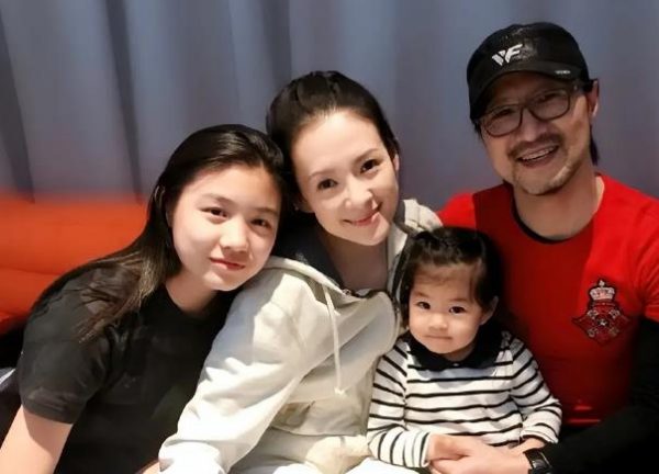 葛荟婕回应女儿叫章子怡妈妈:奇怪吗?不奇怪,因为子怡对她好 缩略图 葛荟婕回应女儿叫章子怡妈妈:奇怪吗?不奇怪,因为子怡对她好