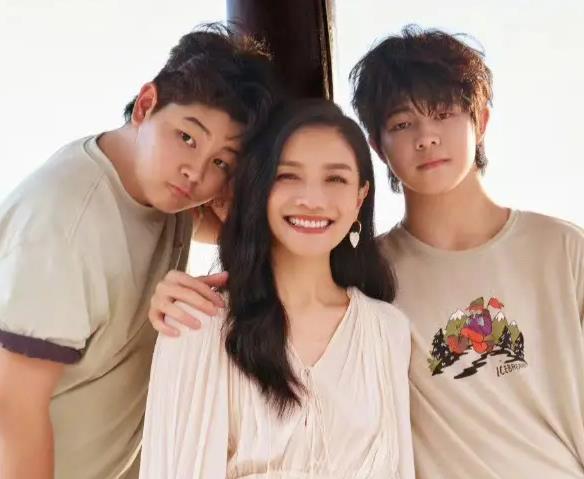 网友曝沙溢两个儿子在英国上学，沙溢胡可频繁现身英国陪读 